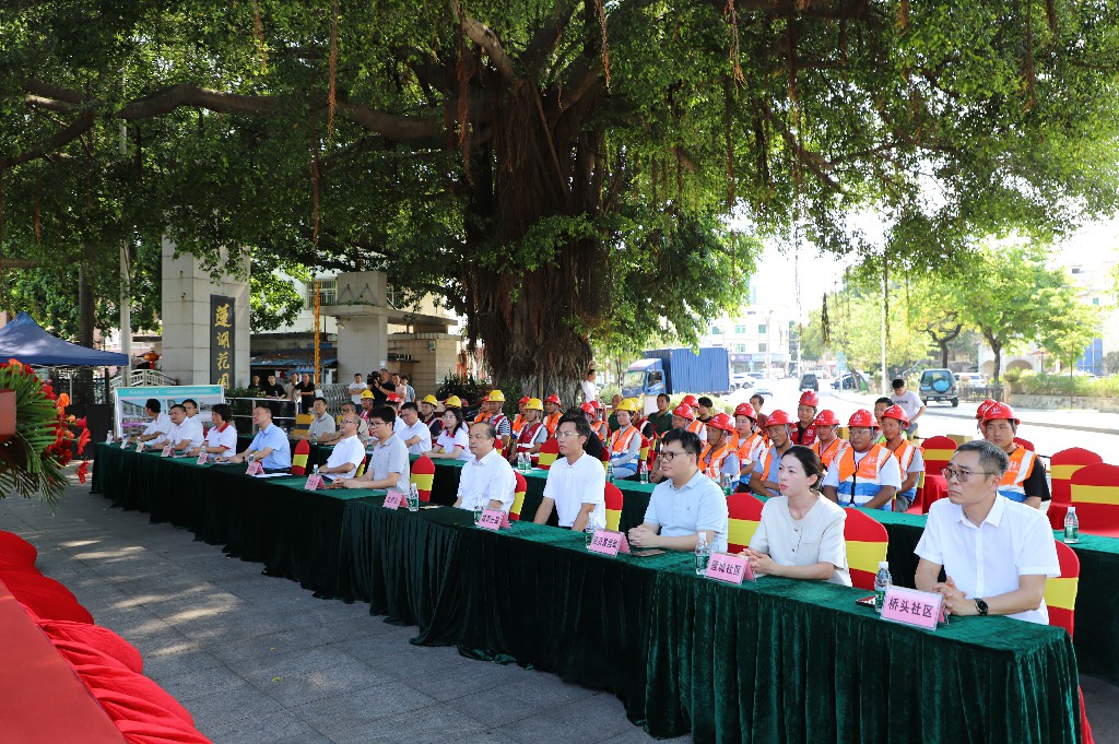 攜手央企，共繪“百千萬工程”新畫卷 | 東莞建工集團(tuán)助力橋頭鎮(zhèn)工業(yè)路房屋外立面提升樣板項目開工儀式圓滿舉行(圖1)